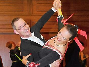 Die Parys trainieren in der Sporthalle der Spvg Ahorn bei dem erfahrenen Trainerpaar Irmgard und G&uuml;nther Leybold. Am Sonntag, 17. November, findet dort ab 14 Uhr die Abnahme des deutschen Tanzsport-Abzeichens f&uuml;r T&auml;nzer aller Leistungsstufen statt. Auch Gastpaare und "Tanzschnupperer" sind willkommen. Foto: privat