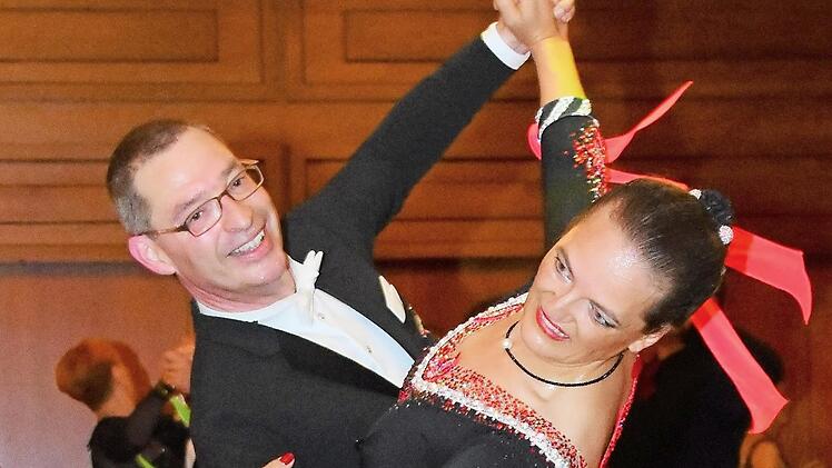 Die Parys trainieren in der Sporthalle der Spvg Ahorn bei dem erfahrenen Trainerpaar Irmgard und G&uuml;nther Leybold. Am Sonntag, 17. November, findet dort ab 14 Uhr die Abnahme des deutschen Tanzsport-Abzeichens f&uuml;r T&auml;nzer aller Leistungsstufen statt. Auch Gastpaare und "Tanzschnupperer" sind willkommen. Foto: privat