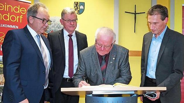 Gerhard Pickel beim Eintrag ins Goldene Buch der Gemeinde Litzendorf Foto: Andrea Sp&ouml;rlein