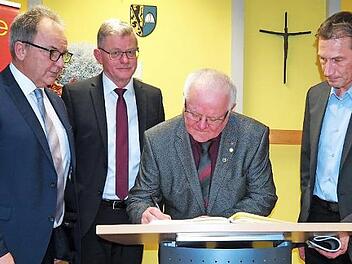 Gerhard Pickel beim Eintrag ins Goldene Buch der Gemeinde Litzendorf Foto: Andrea Spörlein