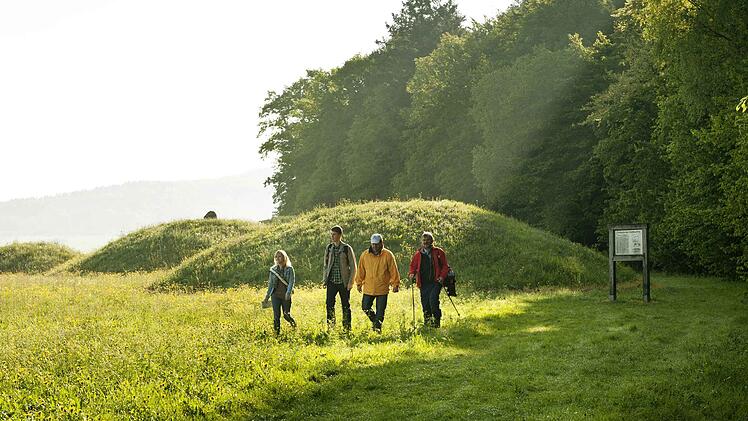 Ob mit der Familie oder mit Freunden: Wandern ist immer ein großer Spaß.