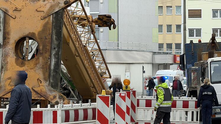 Baukran kippt auf Lastwagen
