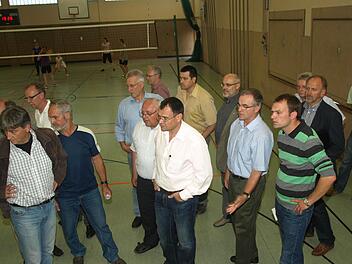 Während des laufenden Sportbetriebs besichtigte der Gemeinderat die Wilhelm-Hegler-Halle, die saniert werden muss.  Foto: Stefan Geiger