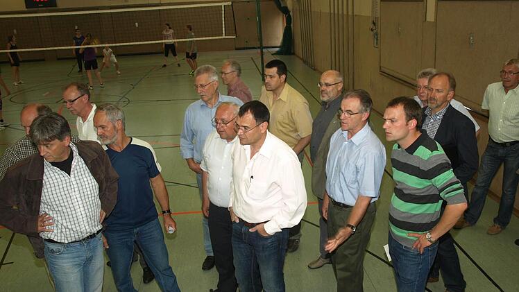 Während des laufenden Sportbetriebs besichtigte der Gemeinderat die Wilhelm-Hegler-Halle, die saniert werden muss.  Foto: Stefan Geiger