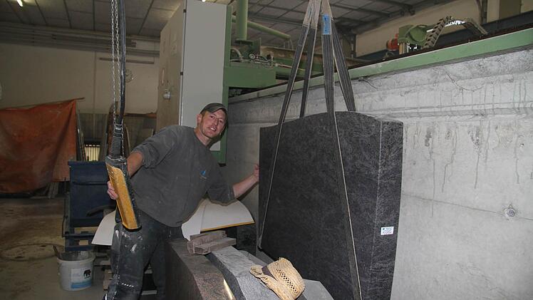 Klassische dunkle Gratniststeine in polierter Form sind nach wie vor die meistverkauftesten Steine - denn sie sind leicht zu reinigen, verwittern nicht.