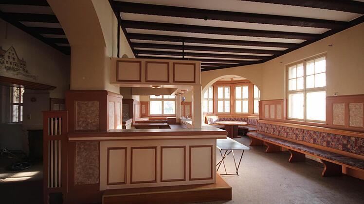 Die Gastwirtschaft ist dagegen noch recht gut in Schuss. Die Bänke sind mittlerweile aber entfernt worden.