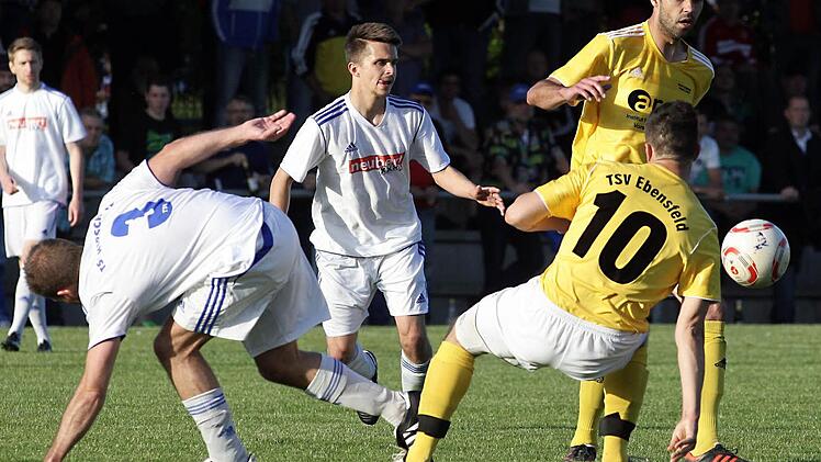 Die beiden Ebensfelder Benedikt Quinger (rechts hinten) Florian Häublein (Nr. 10) behalten gegen die Hirschaider Roland Hahn (links) Matthias Beck im Kampf um den Ball die Oberhand. Foto: sportpress