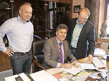 Fast wie vorgezogene Weihnachten empfanden Bürgermeister Thomas Sechser und sein Mitarbeiter Thomas Mahr (links) am Montag die Unterzeichnung des Vertrags zum Breitbandausbau in Oberaurach mit Richard Dees von der Telekom (rechts).  Foto: Sabine Weinbeer