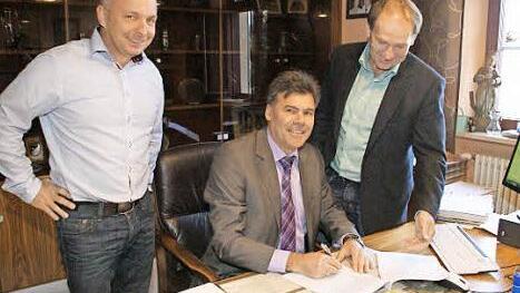 Fast wie vorgezogene Weihnachten empfanden Bürgermeister Thomas Sechser und sein Mitarbeiter Thomas Mahr (links) am Montag die Unterzeichnung des Vertrags zum Breitbandausbau in Oberaurach mit Richard Dees von der Telekom (rechts).  Foto: Sabine Weinbeer