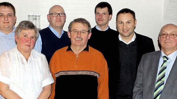 Die neu gewählten Vorsitzenden mit den Geehrten und dem CSU Kreisvorsitzenden. Im Bild (v.l.): 3. Vorsitzender Alexander Reif, Wera Thiemann, 1. Vorsitzender Jörg Müller, Walter Deinlein, Peter Kleylein, Kreisvorsitzender Jürgen Baumgärtner und 2. Vorsitzender Hubert Bähr. Foto: Michael Wunder  Foto: Wunder