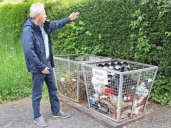 Hier soll der behindertengerechte Zugang entstehen. Friedhofsreferent Eberhard Schelle zeigt die Stelle, wo der Durchbruch von der Fuldaer Strasse aus geplant ist. Fotos: Rolf Pralle