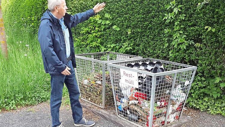 Hier soll der behindertengerechte Zugang entstehen. Friedhofsreferent Eberhard Schelle zeigt die Stelle, wo der Durchbruch von der Fuldaer Strasse aus geplant ist. Fotos: Rolf Pralle