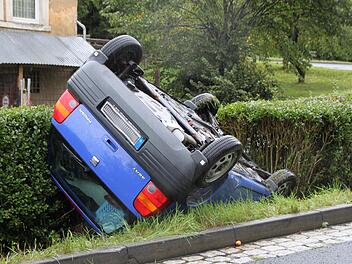 Kurz hinter dem Ortseingang passierte es: Die enge Kurve in der Fuldaer Straße wurde der Fahrerin dieses Autos zum Verhängnis. Foto: Ulrike Müller