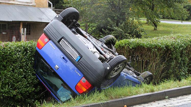 Kurz hinter dem Ortseingang passierte es: Die enge Kurve in der Fuldaer Straße wurde der Fahrerin dieses Autos zum Verhängnis. Foto: Ulrike Müller