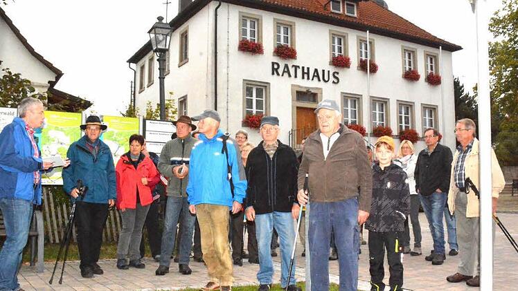 Über 30 Bürgerinnen und Bürger von Ermershausen nahmen an der 1. Flurbegehung teil. Sie staunten nicht schlcht über ihren teils noch unbekannten Wald. Bürgermeister Günter Pfeiffer (links) begrüße eingangs vor dem Rathaus. Eifrige Zuhörer waren dabei von links Altbürgermeister Werner Döhler mit Frau Gerlinde, Revierförster Wolfgang Meiners, der 1. Vorsitzende des HBV, Otto Zierlein sowie die beiden Siebener Helmut Dressel und Gerhard Pfeiffer. Foto: Schmidt