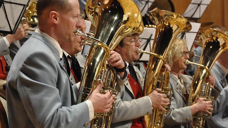 Die Steinacher Musikanten unter der musikalischen Leitung von Bernd Borst, bestehen seit 60 Jahren. Mit einem atemberaubenden Jubiläumskonzert bezauberten sie die Zuhörer im großen Saal des Regentenbaues.  Foto: Peter Klopf