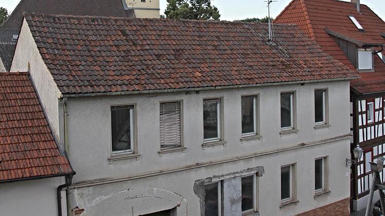 Blick vom Rathausfenster auf das Gebäude Marktplatz 7, welches die Gemeinde Untermerzbach erworben hat. Noch in diesem Jahr soll es mit der Sanierung losgehen.  Fotos: Helmut Will