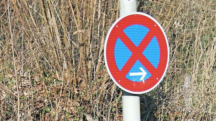 Ein absolutes Halteverbot besteht auf der einen Fahrbahnseite, die schulzugewandte Seite hat ein eingeschränktes Haltverbot.