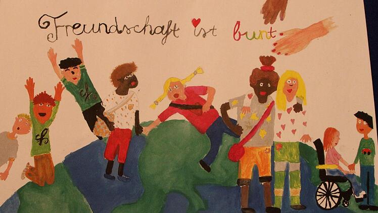Laetitia Luther aus schottenstein zeigt, dass Freunde unterschiedliche Hautfarben haben oder auch behindert sein können.