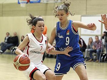 Jana Barth (l.) wird auf dem Weg in die Zone von der W&uuml;rzburgerin Pia Wassermann gestoppt. Foto: sportpress