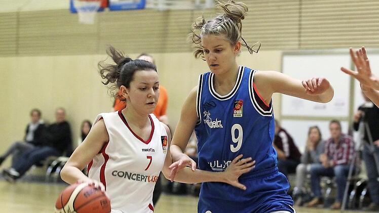 Jana Barth (l.) wird auf dem Weg in die Zone von der W&uuml;rzburgerin Pia Wassermann gestoppt. Foto: sportpress