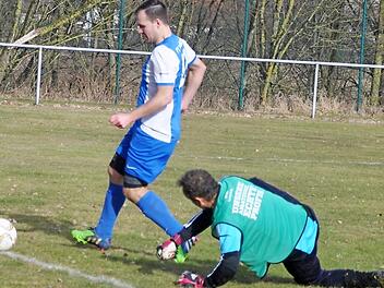 Thuisbrunns Spielertrainer Steffen Staudinger umkurvt St&ouml;ckachs Torh&uuml;ter Oliver Kunder und schiebt in der Folge zum 1:0 ein.  Foto: Leo H&uuml;hnlein
