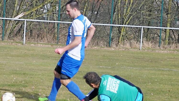 Thuisbrunns Spielertrainer Steffen Staudinger umkurvt St&ouml;ckachs Torh&uuml;ter Oliver Kunder und schiebt in der Folge zum 1:0 ein.  Foto: Leo H&uuml;hnlein