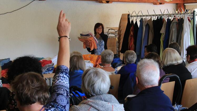 Petra Graß versteigerte bei der Fundsachenauktion alle Badesachen, die in der Obermain-Therme vergessen wurden. Foto: Jutta Rudel