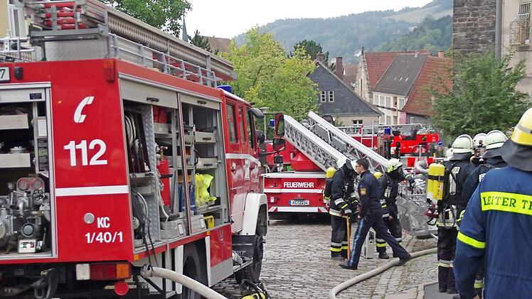 Auf der Festungsstraße reihten sich die Einsatzfahrzeuge in einer langen Kette aneinander.
