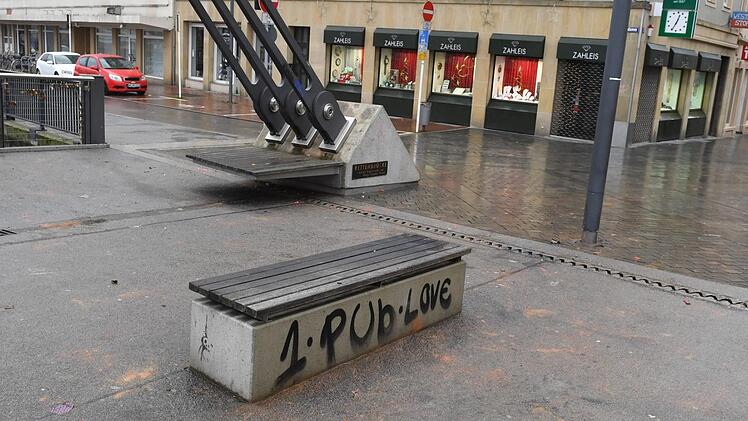 ... und keine zwölf Stunden später. Der Reinigungstrupp der Stadt leistete ganze Arbeit.