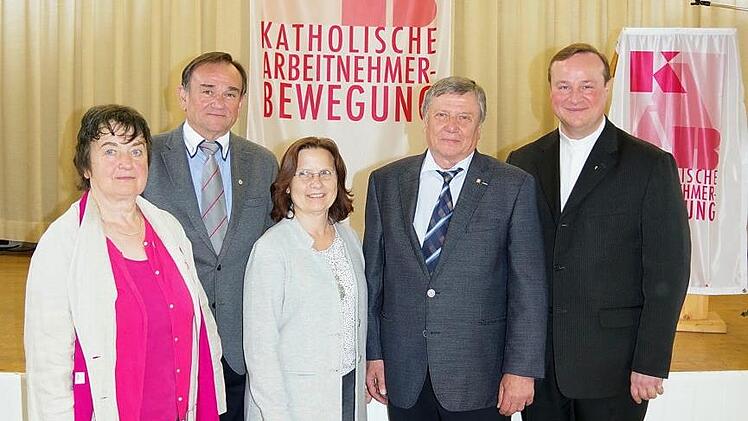 Der Ortsvorsitzende der KAB Wilhelmsthal, Reinhold Dietrich (zweiter von rechts), erhielt die Rote Ehrennadel der KAB. Das Bild zeigt ihn mit (von links) Diözesansekretärin Maria Gerstner, Kreisvorsitzenden Günter Romig, Diözesanverbandsvorsitzender Ingrid Schumann sowie Diözesanpräses Albert Müller (rechts).   Heike Schülein