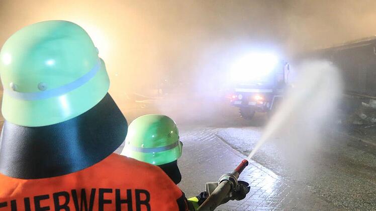 Bei einem Großbrand in Malgersdorf (Niederbayern) sind rund 50 Tiere gestorben. Der Schaden an dem landwirtschaftlichen Anwesen beträgt laut Polizei etwa 1,5  Millionen Euro. Symbolfoto: NEWS5 / Merzbach