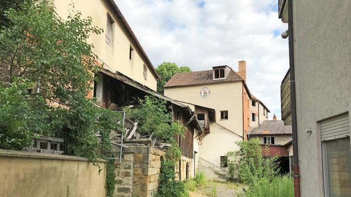 Blick auf das Brauhaus des ehemaligen Bären-Bräus. Die Natur hat sich in 20 Jahren das Gelände zurückerobert, Die Idylle und Ästhetik sind Gründe der KIS für die Öffnung des Geländes zum Altstadtfest. Foto: KIS