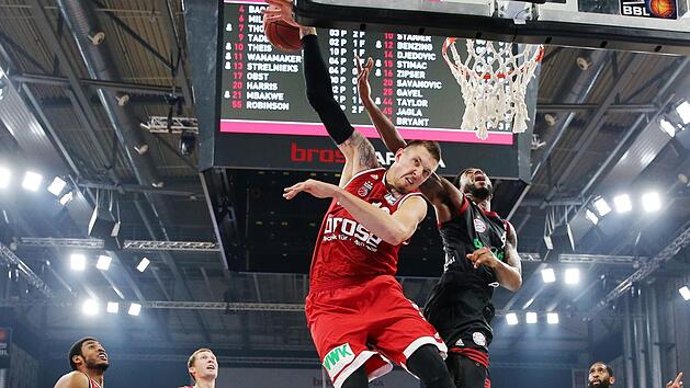 Daniel Theis bei seiner Lieblingsbesch&auml;ftigung: dem Blocken. Hier hat es den damaligen M&uuml;nchner und heutigen Brose-Spieler Bryce Taylor in der Finalserie 2015 erwischt.  Foto: Daniel L&ouml;bLieblingsbesch&auml;ftigung