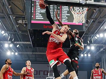 Daniel Theis bei seiner Lieblingsbeschäftigung: dem Blocken. Hier hat es den damaligen Münchner und heutigen Brose-Spieler Bryce Taylor in der Finalserie 2015 erwischt.  Foto: Daniel LöbLieblingsbeschäftigung