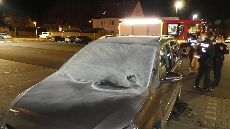 Das Feuer hat den VW Touran erheblich in Mitleidenschaft gezogen. Christian Licha