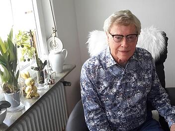 Auf dem gemütlichen Sessel am Fenster legt Wolfgang vom Bruck gern eine kurze Ruhepause ein. Denn der abwechslungsreiche Tagesablauf des Jubilars  ist ansonsten nach wie vor klar strukturiert. Foto: Rolf Pralle