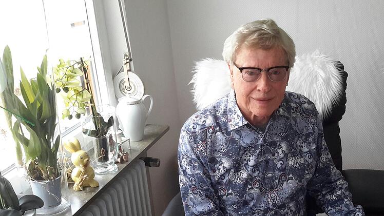 Auf dem gemütlichen Sessel am Fenster legt Wolfgang vom Bruck gern eine kurze Ruhepause ein. Denn der abwechslungsreiche Tagesablauf des Jubilars  ist ansonsten nach wie vor klar strukturiert. Foto: Rolf Pralle