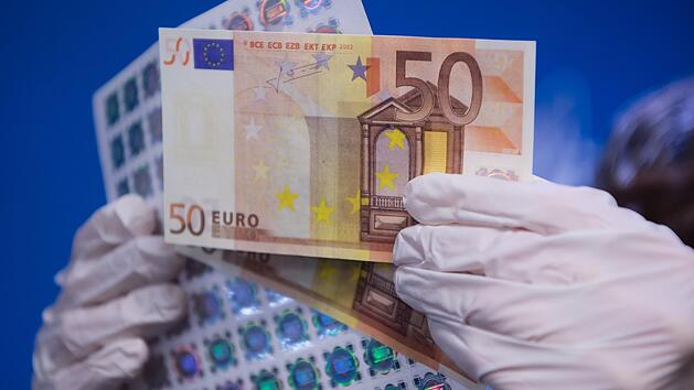 Mit Falschgeld hatte ein Mann eine Taxifahrerin bezahlt. Das Verfahren gegen den Mann wurde gegen Auflage von 50 Arbeitsstungen eingestellt.