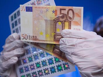 Mit Falschgeld hatte ein Mann eine Taxifahrerin bezahlt. Das Verfahren gegen den Mann wurde gegen Auflage von 50 Arbeitsstungen eingestellt.
