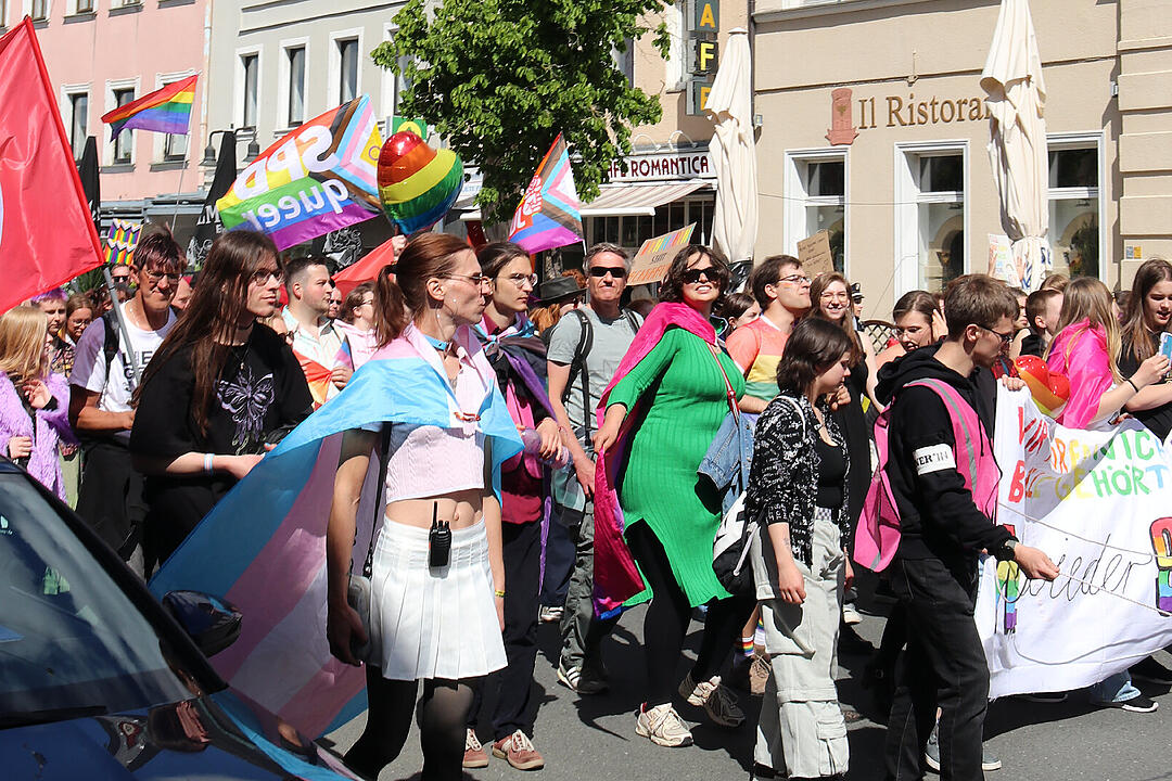 Mit über 1000 Besuchern ist der Hofer Christopher Street Day 2025 ein voller Erfolg gewesen. Das sind unsere Highlights gewesen.