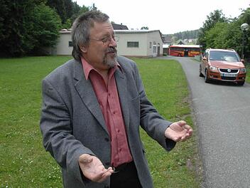 Hans Kaufmann, wie ihn jeder kennt: Er packt in Tettau an. Nun wurde er aus gesundheitlichen Gründen verabschiedet.  Foto: Archiv/Rinklef
