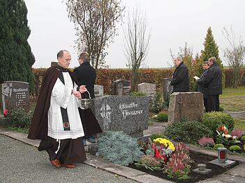 Pfarrer Godfryd Mizerski zog nach der feierlichen Messe mit vielen Gläubigen zum Friedhof in Reichenbach. Fotos: Adam