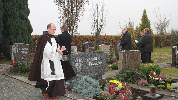 Pfarrer Godfryd Mizerski zog nach der feierlichen Messe mit vielen Gläubigen zum Friedhof in Reichenbach. Fotos: Adam