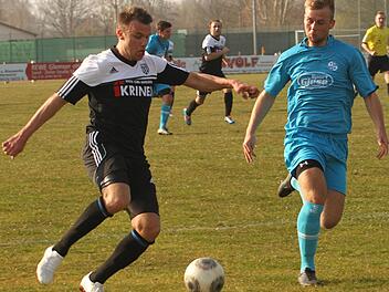 Aus 10 Metern zieht hier der Sander Thorsten Schlereth (links) ab, sein Schuss wird jedoch abgewehrt. Foto: Günther Geiling