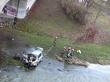 Ein besonders spektakulärer Unfall ereignete sich vor einem Jahr in Kulmbach: Eine 78-Jährige war am Steuer eingeschlafen und mit ihrem Auto in der Flutmulde gelandet. Foto: Archiv/Jürgen Gärtner