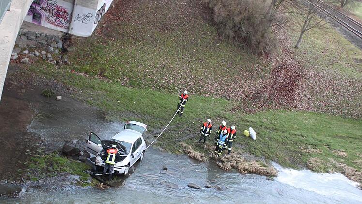 Ein besonders spektakulärer Unfall ereignete sich vor einem Jahr in Kulmbach: Eine 78-Jährige war am Steuer eingeschlafen und mit ihrem Auto in der Flutmulde gelandet. Foto: Archiv/Jürgen Gärtner