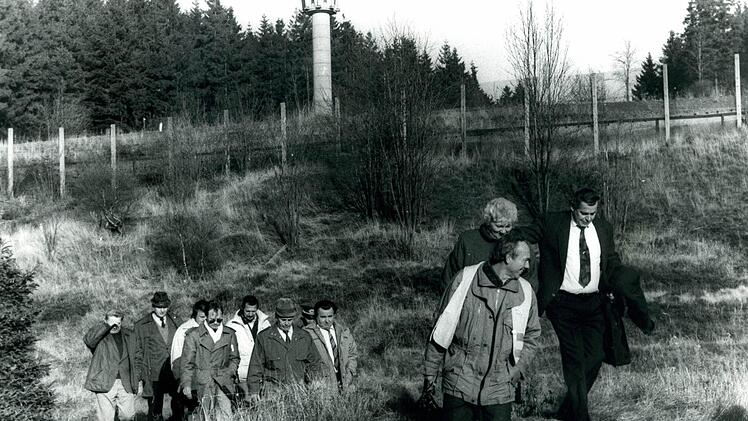 Eine Delegation kam aus Richtung Spechtsbrunn zurück auf bayerisches Gebiet. Im Vordergrund Heinrich Gehring, rechts Alfred Schaden. (Foto: Friedwald Schedel)