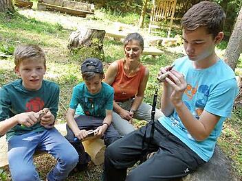 Mit Feuereifer gingen die Kinder ans Werk, hier beim Schnitzen einer Pfeife aus Holunder, dessen Mark erst entfernt werden musste. Und: Es kamen dann tatsächlich Töne heraus! Foto: Lothar Weidner