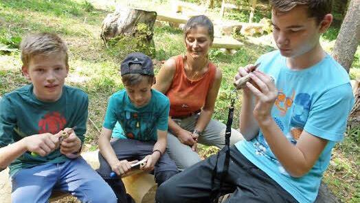 Mit Feuereifer gingen die Kinder ans Werk, hier beim Schnitzen einer Pfeife aus Holunder, dessen Mark erst entfernt werden musste. Und: Es kamen dann tatsächlich Töne heraus! Foto: Lothar Weidner